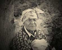 Um senhora cigana na Romênia.