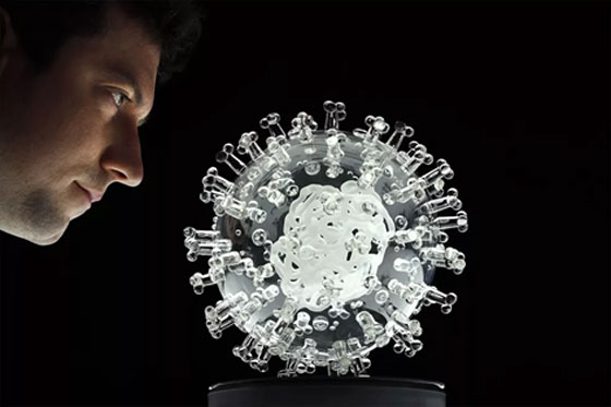Escultura do Coronavírus de Luke Jerram