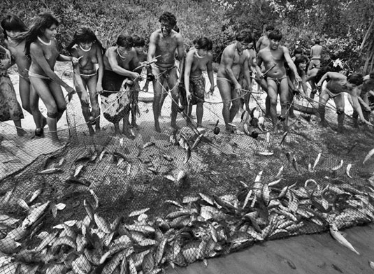 Kamayrás pescam durante o festival de Amuricuma - Foto de Sebastião Salgado