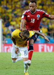 Neymar acidentado no jogo Brasil x Colombia