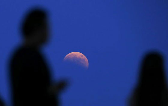 Eclipse lunar fotografada em Shangai