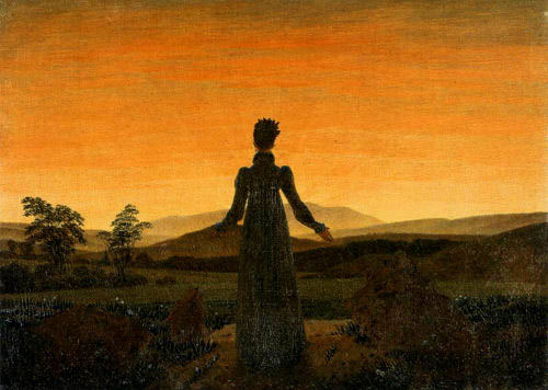A mulher contempla o nascer do Sol