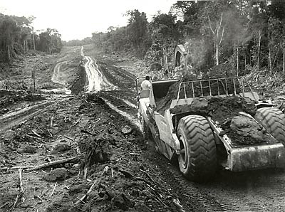 Construção de estradas na Amazônia, durante a ditadura militar.
