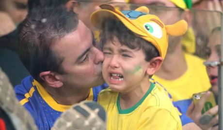 Criança chora na derrota da seleção brasileira de futebol