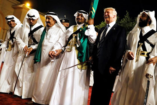 Trump num encontro com árabes