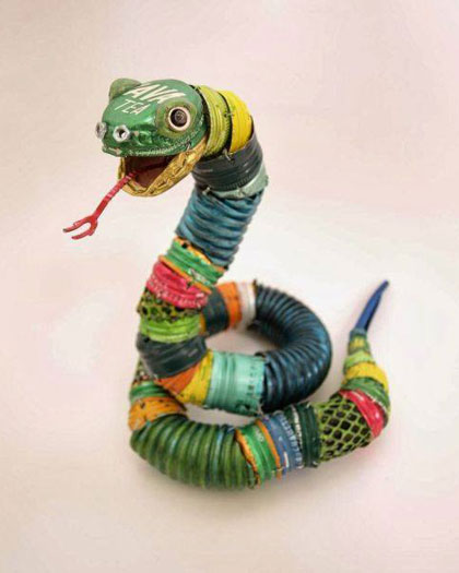Escultura de cobra, com materiais descartáveis, de Natsumi Tomita