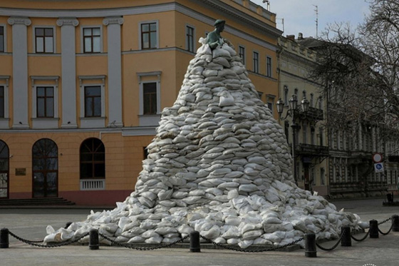 Monumento protegido em Odessa a espera de ataque
