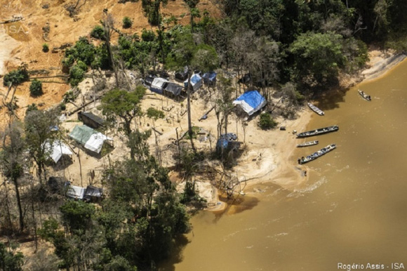 Mineração em terra yanomami