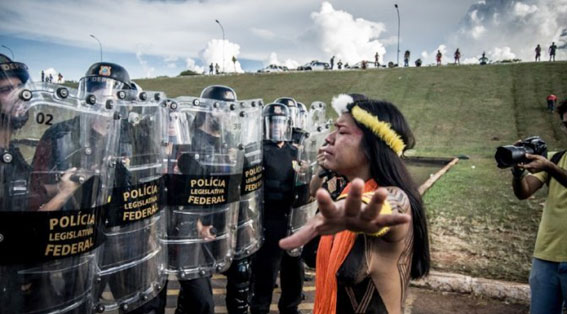 Manifstação  indígena contida por policiais