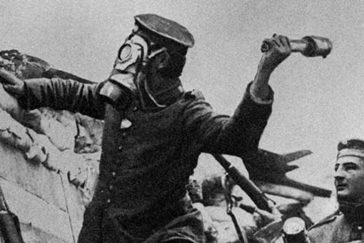 Soldado alemão lança gases na Primeira Guerra