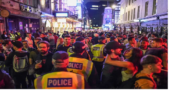 Curtindo a vida adoidado. Reabertura dos pubs na Inglaterra.