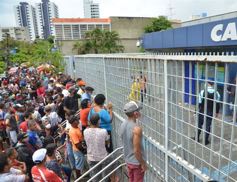 A Imunização das Almas - fila para recever auxílio