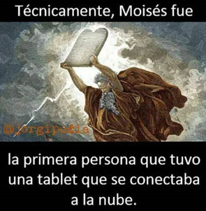 O tablet de Moises toca as nuvens