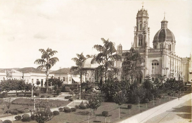 Praça e Igreja Matriz do Espírito Santo do Pinhal