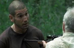 Dale aponta arma para Shane