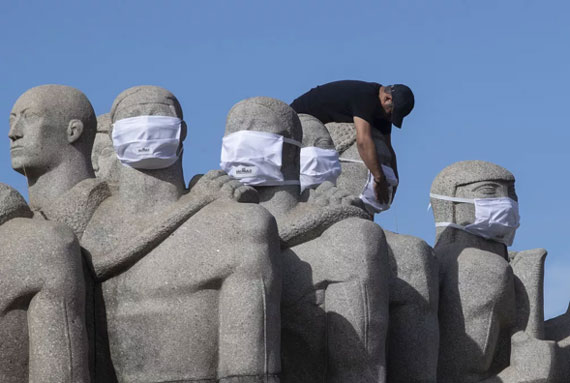Sobre as nossas cabeças um verdadeiro apocalipse - Monumento às Bandeiras