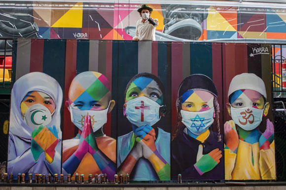 Sobre as nossas cabeças um verdadeiro apocalipse - Coexistência - Mural de Eduardo Kobra