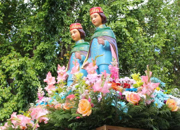 São Cosme e São Damião - imagem em procissão na Bahia